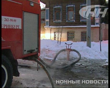 ЧП! В Екатеринбурге в двухэтажном доме произошел пожар. «Постояльцы выпрыгивали из окон второго этажа…» 